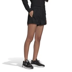 Dames Shorts Adidas Originals Adicolor Classics Lace 13 Dames Shorts Adidas Originals Adicolor Classics Lace -Moss Kopenhagen-winkel adidas originals hc4577 5 apparel on model walking view white