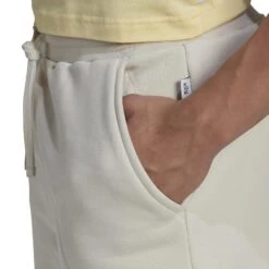 Kort Adidas Studio Lounge 16 Kort Adidas Studio Lounge -Moss Kopenhagen-winkel adidas hk4584 7 apparel on model detail view 2 white
