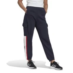 Damesbroek Met Krijtstreep Fleece Cargo Adidas Essentials 13 Damesbroek Met Krijtstreep Fleece Cargo Adidas Essentials -Moss Kopenhagen-winkel adidas hl2107 5 apparel on model walking view white