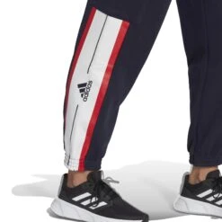 Damesbroek Met Krijtstreep Fleece Cargo Adidas Essentials 15 Damesbroek Met Krijtstreep Fleece Cargo Adidas Essentials -Moss Kopenhagen-winkel adidas hl2107 7 apparel on model detail view 2 white