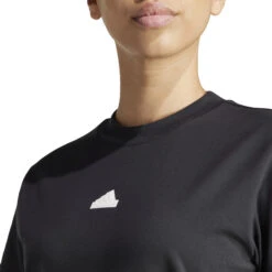 Geborduurd Dames-T-shirt Met Losse Pasvorm Adidas -Moss Kopenhagen-winkel adidas ip2264 7 apparel on model detail view 1 white