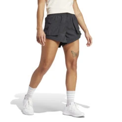 Cargo Damesshorts Voor De Zomer Adidas City Espace 10 Cargo Damesshorts Voor De Zomer Adidas City Espace -Moss Kopenhagen-winkel adidas iq4822 5 apparel on model walking view white