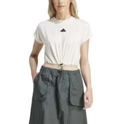 T-shirt Met Elastisch Koord Voor Dames Adidas City Escape -Moss Kopenhagen-winkel adidas is3022 4 apparel on model front view white 030824