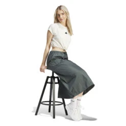 T-shirt Met Elastisch Koord Voor Dames Adidas City Escape -Moss Kopenhagen-winkel adidas is3022 6 apparel on model walking view white 030824