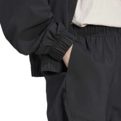 Losvallende Geborduurde Canvas Damesshort Adidas 13 Losvallende Geborduurde Canvas Damesshort Adidas -Moss Kopenhagen-winkel adidas is4315 7 apparel on model detail view 2 white