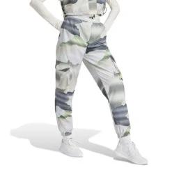 Cargo Broek Voor Dames Adidas City Escape Camo Print -Moss Kopenhagen-winkel adidas ix3839 5 apparel on model walking view white