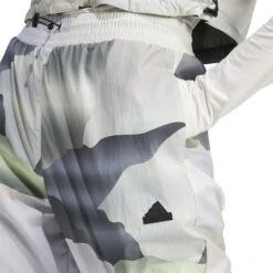 Cargo Broek Voor Dames Adidas City Escape Camo Print -Moss Kopenhagen-winkel adidas ix3839 6 apparel on model detail view 1 white