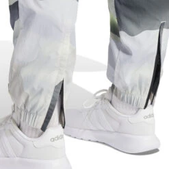 Cargo Broek Voor Dames Adidas City Escape Camo Print -Moss Kopenhagen-winkel adidas ix3839 7 apparel on model detail view 2 white