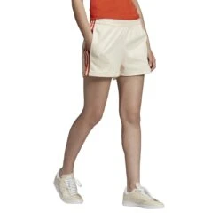 Adidas Originals Dames Shorts Adidas 34 Adidas Originals Dames Shorts Adidas -Moss Kopenhagen-winkel du9854 app on model walking white