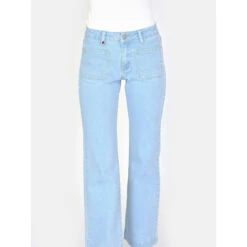 Damesmodel Lichtblauwe Stretch Katoenen Bootcutjeans Met Gemiddelde Taille F.A.M. Paris Bella 9 Damesmodel Lichtblauwe Stretch Katoenen Bootcutjeans Met Gemiddelde Taille F.A.M. Paris Bella -Moss Kopenhagen-winkel f a m paris hr 40 bc light blue 3