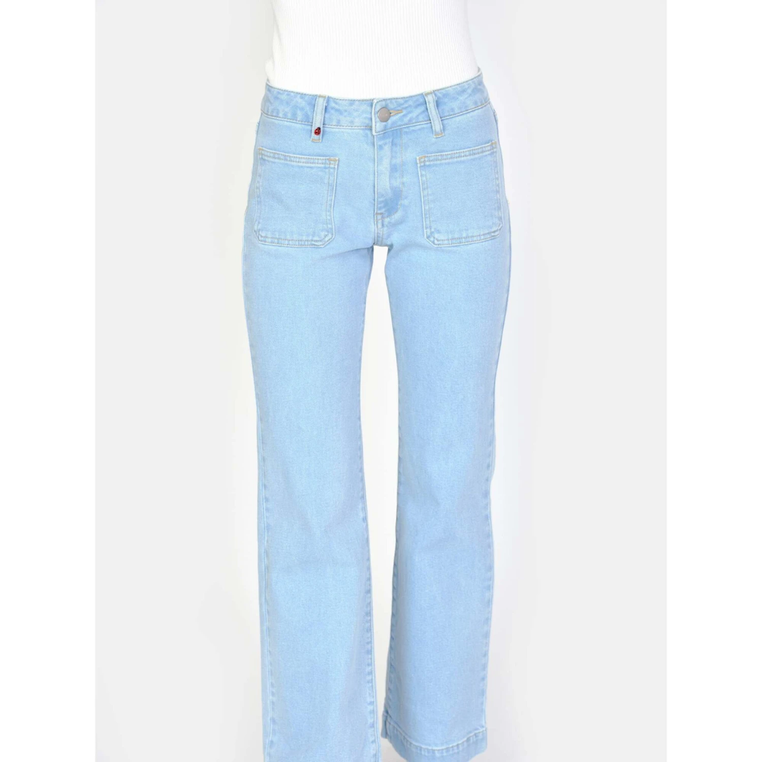 Damesmodel Lichtblauwe Stretch Katoenen Bootcutjeans Met Gemiddelde Taille F.A.M. Paris Bella 6 Damesmodel Lichtblauwe Stretch Katoenen Bootcutjeans Met Gemiddelde Taille F.A.M. Paris Bella - Afbeelding 4