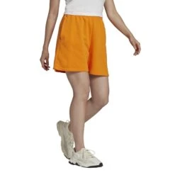 Dames Shorts Adidas Originals Adicolor Essentials French Terry -Moss Kopenhagen-winkel hc0627 app on model walking white 1645115689
