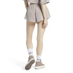 Damesshort Reebok Classics Natural Dye -Moss Kopenhagen-winkel reebok hs4741 3 apparel on model back view white