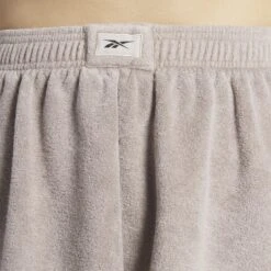 Damesshort Reebok Classics Natural Dye -Moss Kopenhagen-winkel reebok hs4741 5 apparel on model detail view 1 white