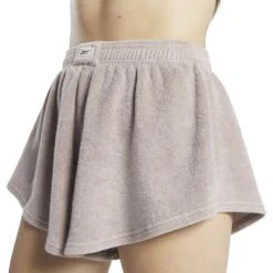 Damesshort Reebok Classics Natural Dye -Moss Kopenhagen-winkel reebok hs4741 6 apparel on model detail view 2 white