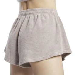 Damesshort Reebok Classics Natural Dye -Moss Kopenhagen-winkel reebok hs4741 7 apparel on model detail view 3 white